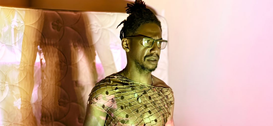 Ícaro Negroni como Ulisses em 'ØDISSE.IA' - Divulgação
