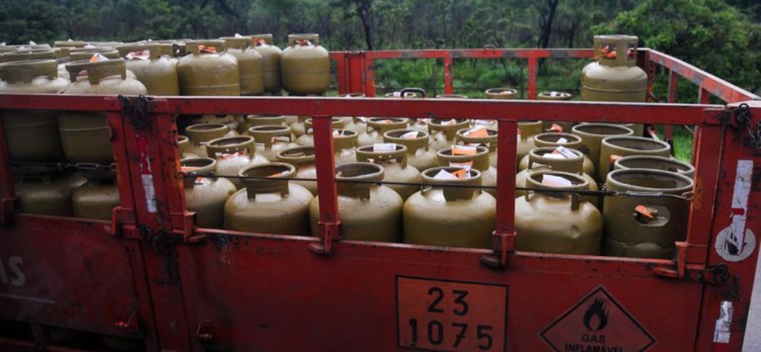 O governo estima que em março do próximo ano 100% do público esteja atendido e calcula que 65 milhões de botijões serão distribuídos por ano em todo país - Foto: Marcello Casal Jr/Agência Brasil