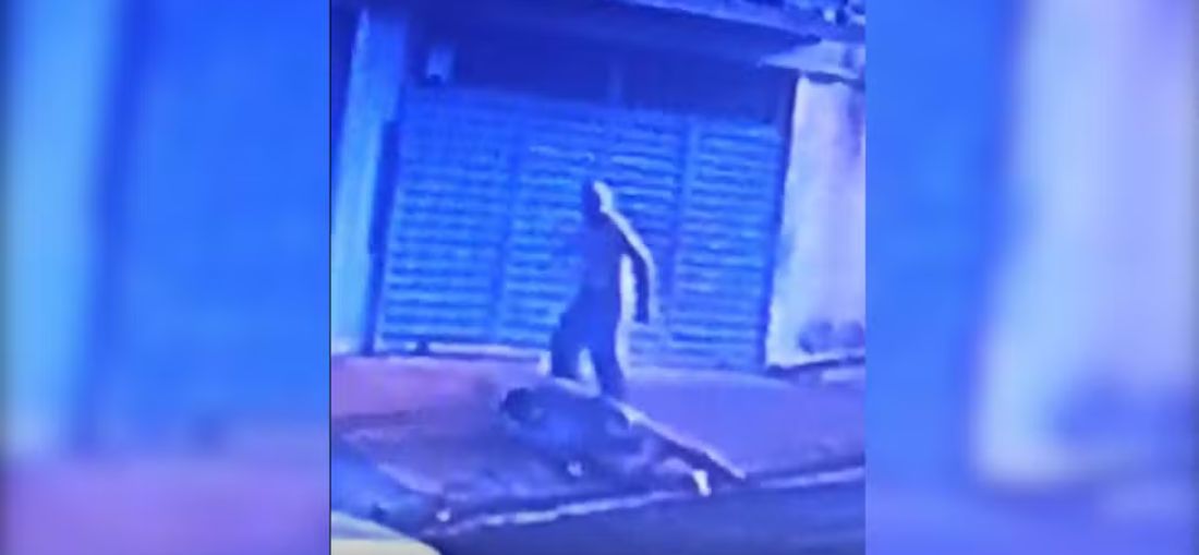 Câmeras de segurança registram idoso sendo brutalmente agredido por homens em Santa Adélia (SP) — Foto: Câmeras de Segurança/Reprodução 
