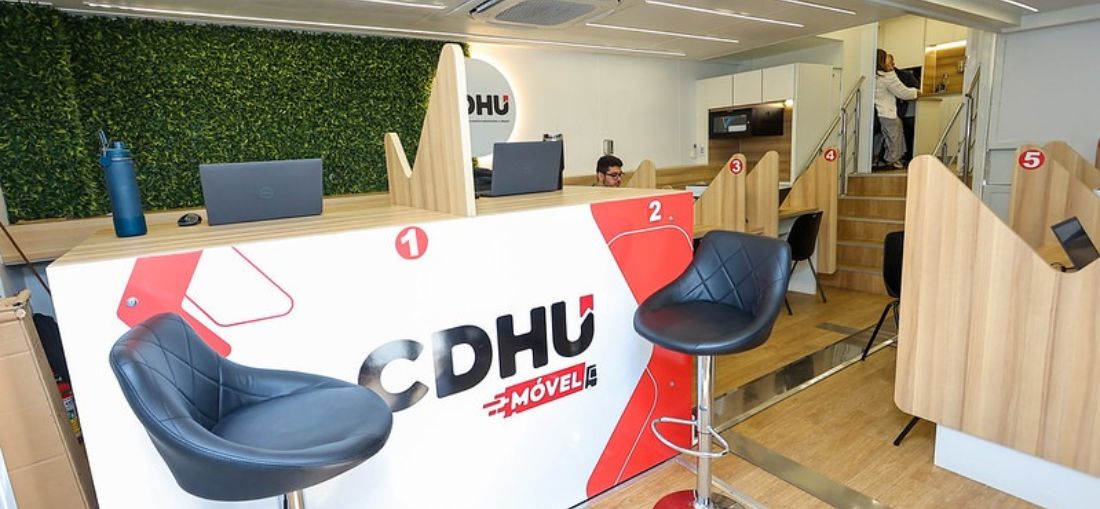 Realizado por meio de van e carreta adaptadas, o serviço leva atendimento habitacional a cidades que não possuem escritório regional da Companhia. Crédito: Divulgação CDHU