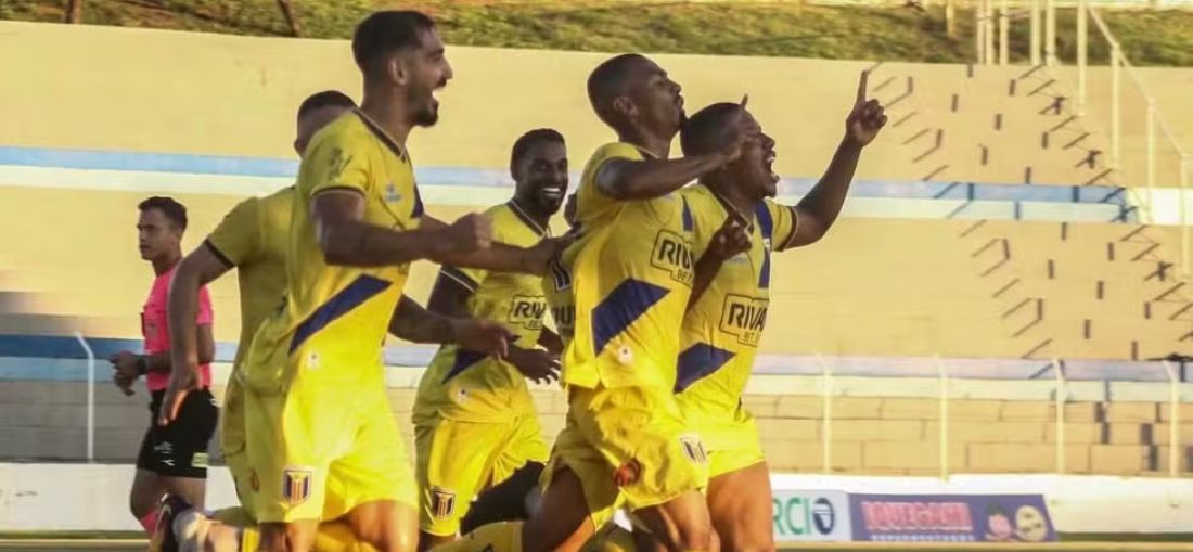 Brito comemora o primeiro gol do Catanduva contra o União Barberense — Foto: Tamires Estruzani/Catanduva FC 