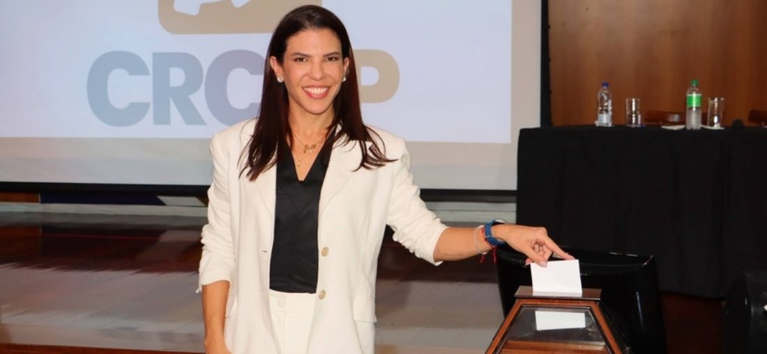 Heloísa de Castro deposita seu voto durante a sessão plenária que oficializou sua eleição para a presidência do Conselho Regional de Contabilidade do Estado de São Paulo, para a gestão 2026-2027 (Foto: Divulgação)