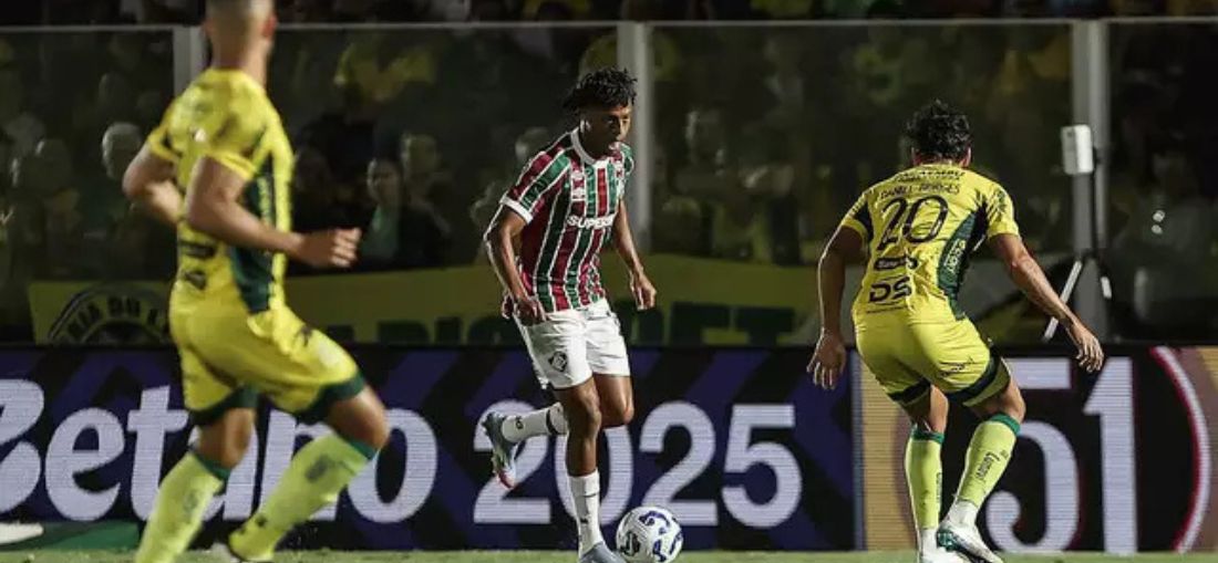 Jogadores disputam a posse da bola. (Foto: Lucas Merçon/Fluminense)