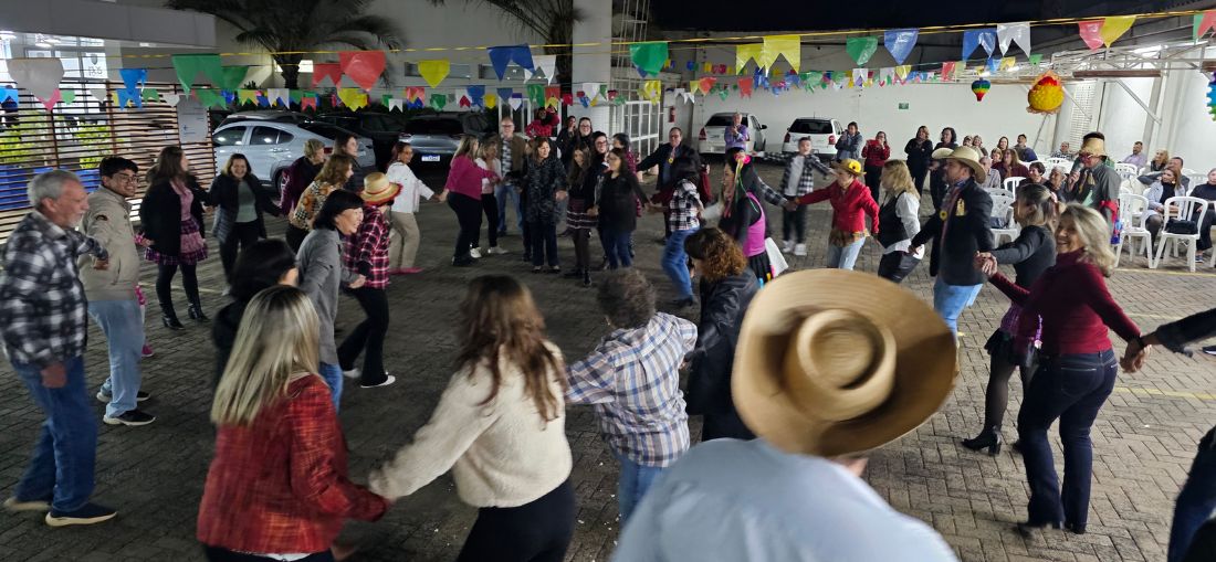 Noite de festa e integração entre beneficiários e colaboradores marca Arraiá do PAS Previne