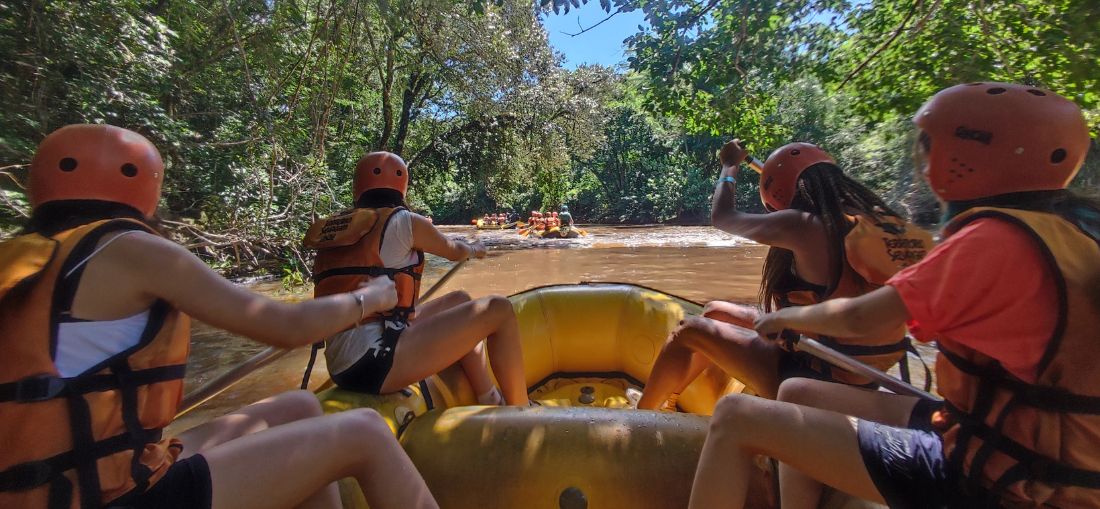 Atividade de rafting com os acampantes Divulgação Acampamento Peraltas
