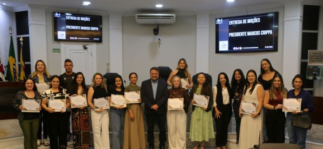 Vereador Marcos Crippa homenageia escola municipal por projeto literário que fortalece a educação em Catanduva 