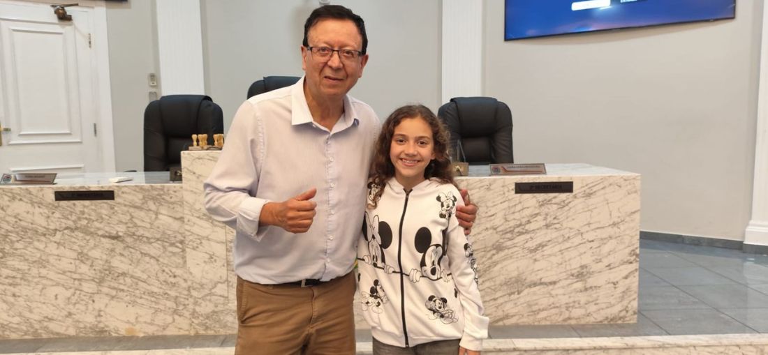 Vereador Dr. Sinval Malheiros homenageia jovem enxadrista por trajetória de destaque no esporte