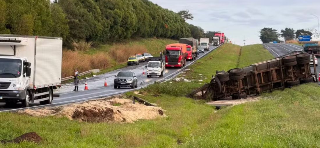 Batida entre carreta e caminhão interdita totalmente rodovia Washington Luís em Catiguá (SP) — Foto: André Modesto/TV TEM 