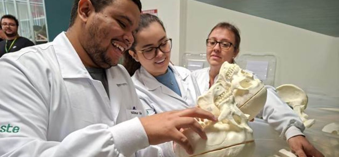 Alunos de medicina analisam os ossos que, agora, poderão levar pra casa: Nilmar Vieira, Ana Laura Dias e Ariany Aranha; crédito: Divulgação/Nacional Ossos