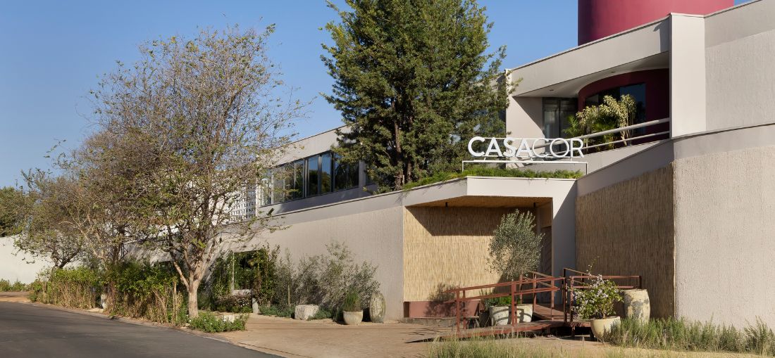 A CASACOR Ribeirão Preto 2025 ocupou dois imóveis integrados no Alto da Boa Vista, totalizando 1.700 m² de área construída | Crédito: Keniche Santos