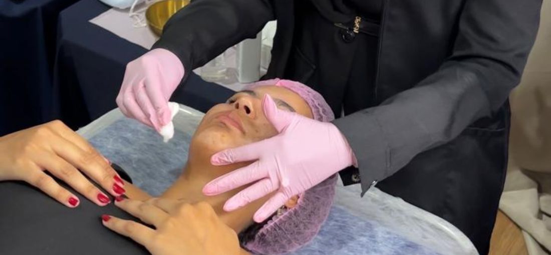 Biomedicina UNIFIPA promove palestra sobre limpeza de pele e rotina de skincare para estudantes