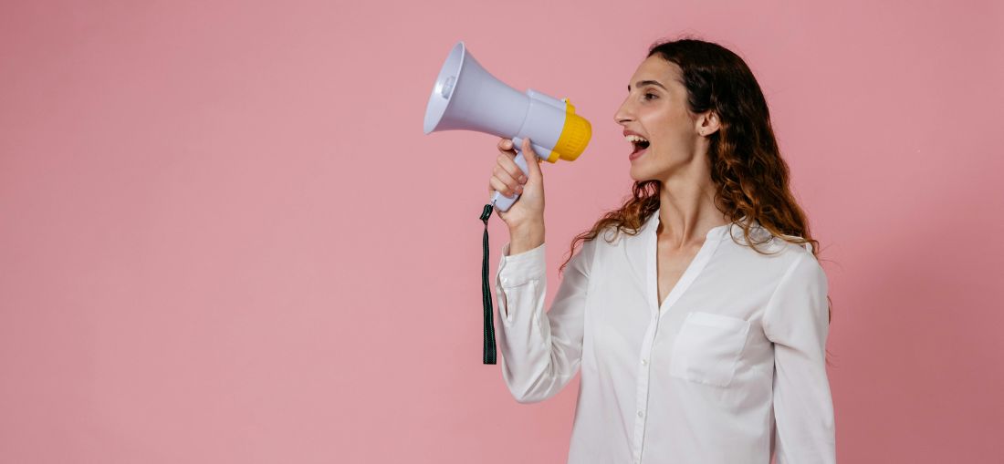 Por que a voz das mulheres muda com a idade — e o que isso revela sobre o corpo