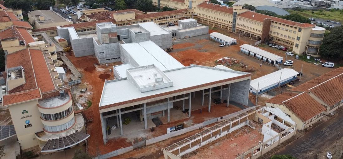 Ampliação do Hospital Emílio Carlos: trabalhos preparam prédio para acabamentos