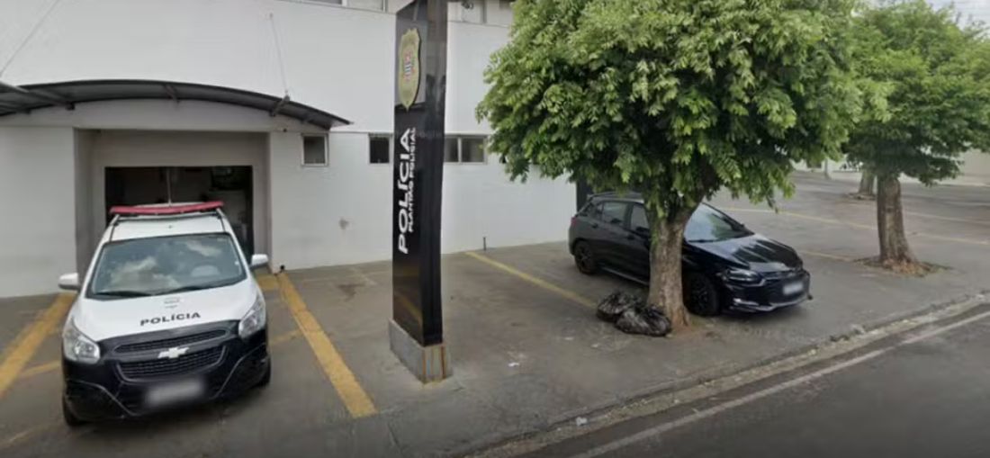 Caso foi registrado em frente ao Plantão policial de Catanduva (SP) — Foto: Reprodução/Google Streetview 