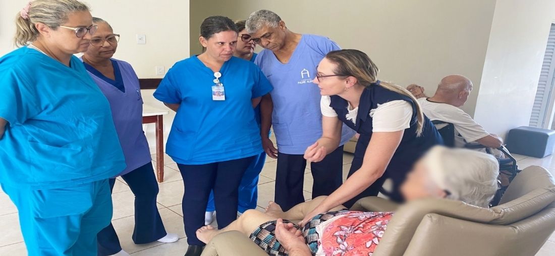 Recanto Monsenhor Albino implanta novo protocolo para cuidados com sonda vesical e treina equipe