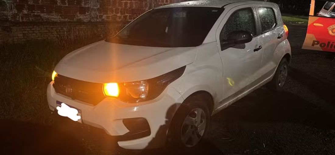 Veículo roubado de motorista de aplicativo foi recuperado por policiais militares, na madrugada desta terça (7), em Catanduva (SP): um dos suspeitos do crime foi preso — Foto: Polícia Militar/Divulgação 