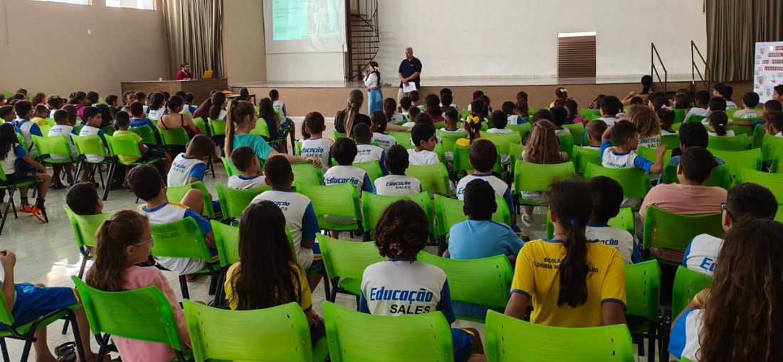Em Sales, equipes da Energisa visitam escola para falar sobre riscos de acidentes com eletricidade