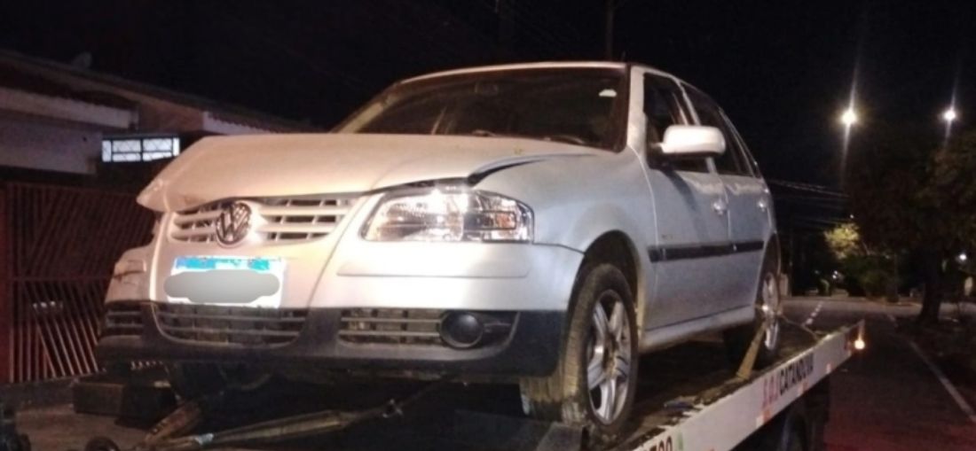 Motorista é preso por embriaguez após colidir contra veículo estacionado