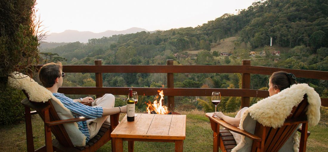 Casal contemplando a vista para as montanhas na Pousada Quatro Estações de Pinhal Divulgação Pousada Quatro Estações de Pinhal